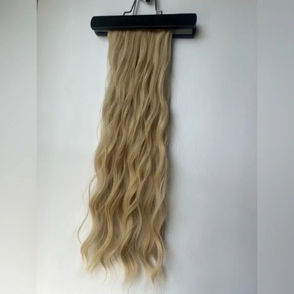 22 In Clip in light Ash Blonde Wavy Hair Extensions - Picture 7 of 9